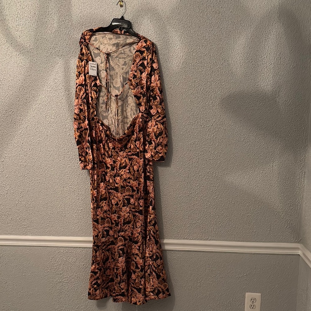 SIGNIFICANT OTHER AIIFOS Evie Pleated Cut-Out Midi Dress, Floral Long Sleeve - Picture 9 of 14